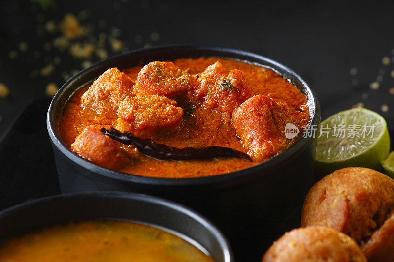 Rajasthani Dish Cusine Meal名为Dal Baati Churma与Gatte ki Sabji